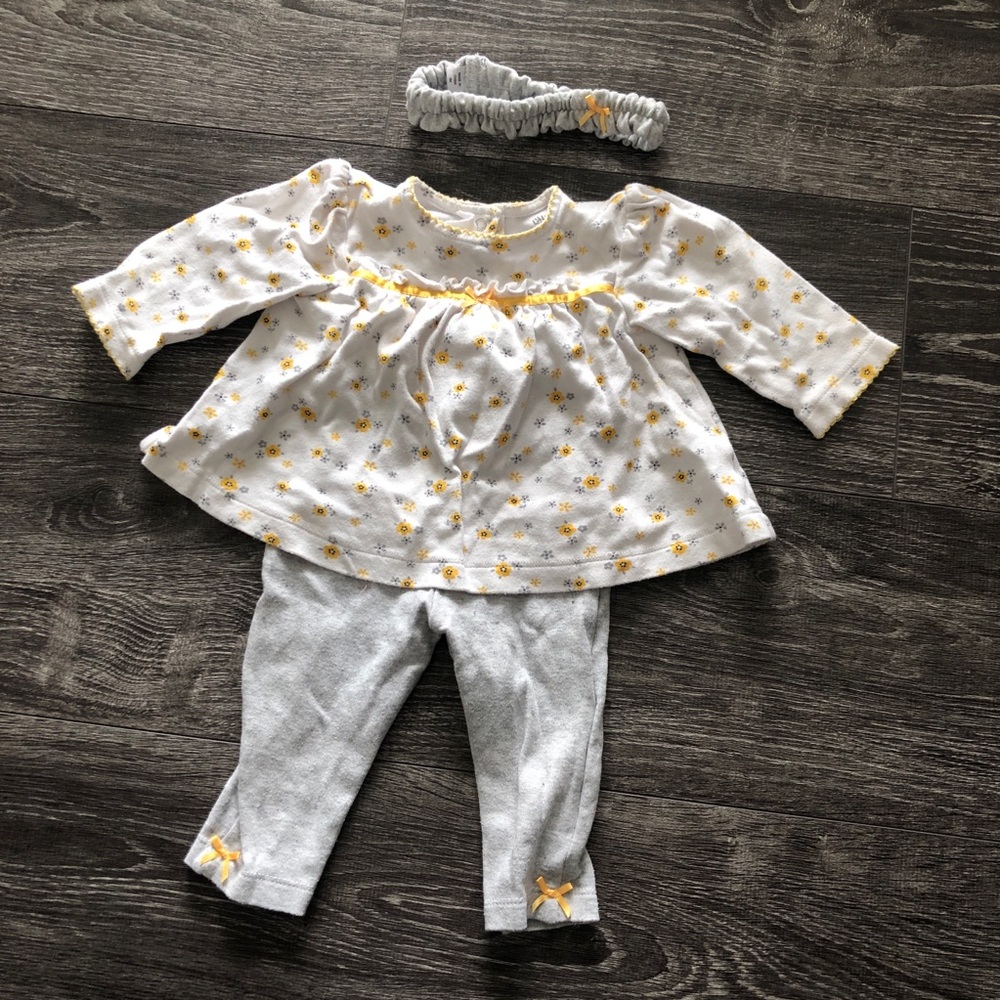 White top w/ yellow floral design & grey leggings